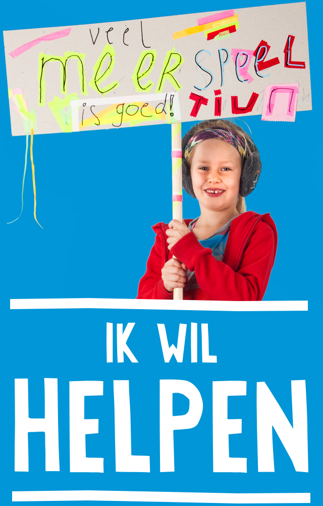 Sfeerbeeld met jongetje in lichtgroen shirt dat met een ouderwetse waterpomp speelt naast een boomstam.