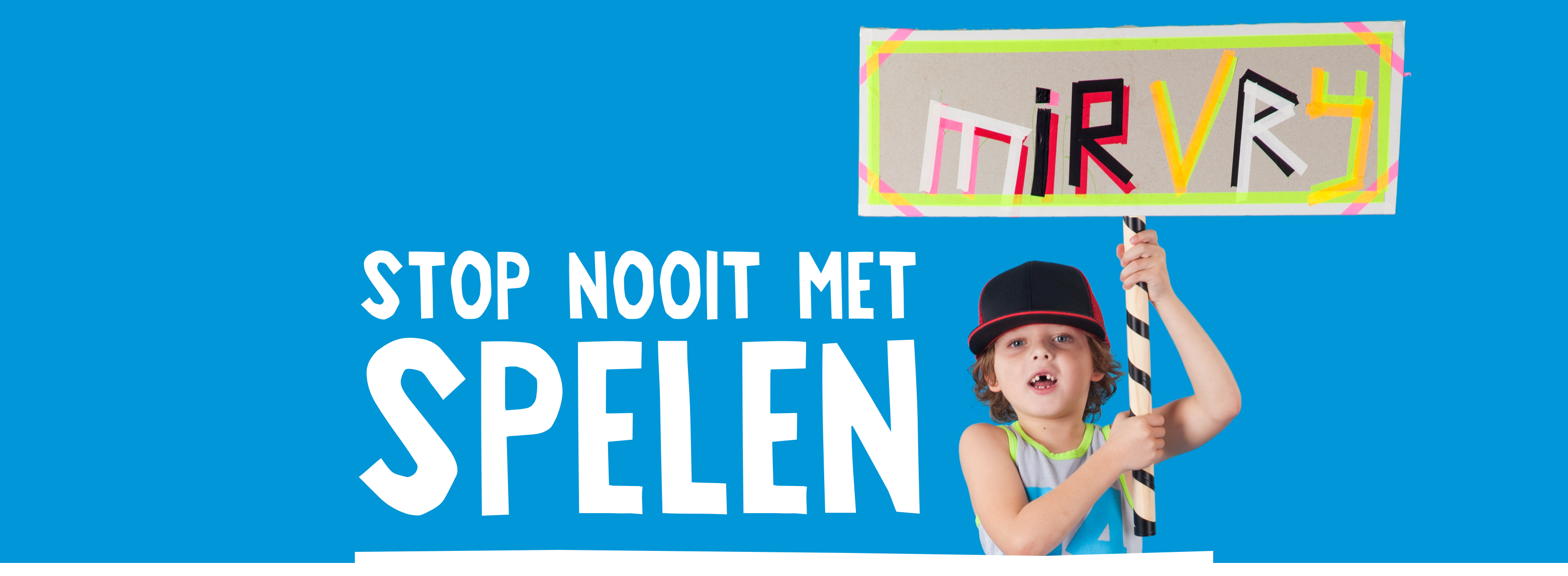 Afbeelding met tekst (Stop nooit met spelen!) met een jongetje ernaast. Het jongetje houdt bord vast waar op staat; Mir vrij, gemaakt van kleurig plakband.