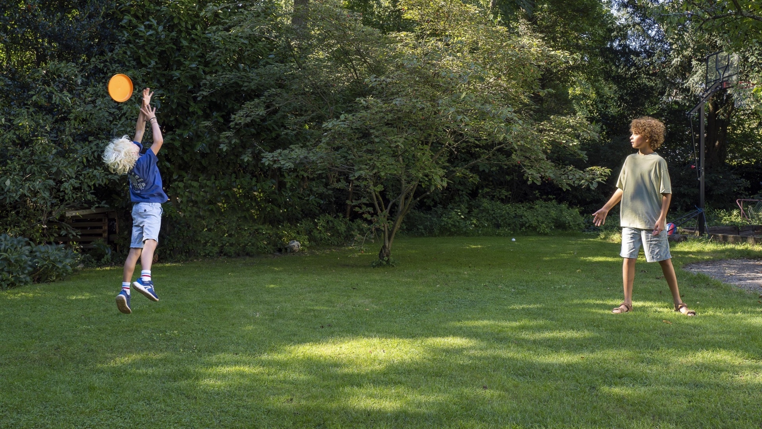 Kinderen met frisbee - Jantje Beton