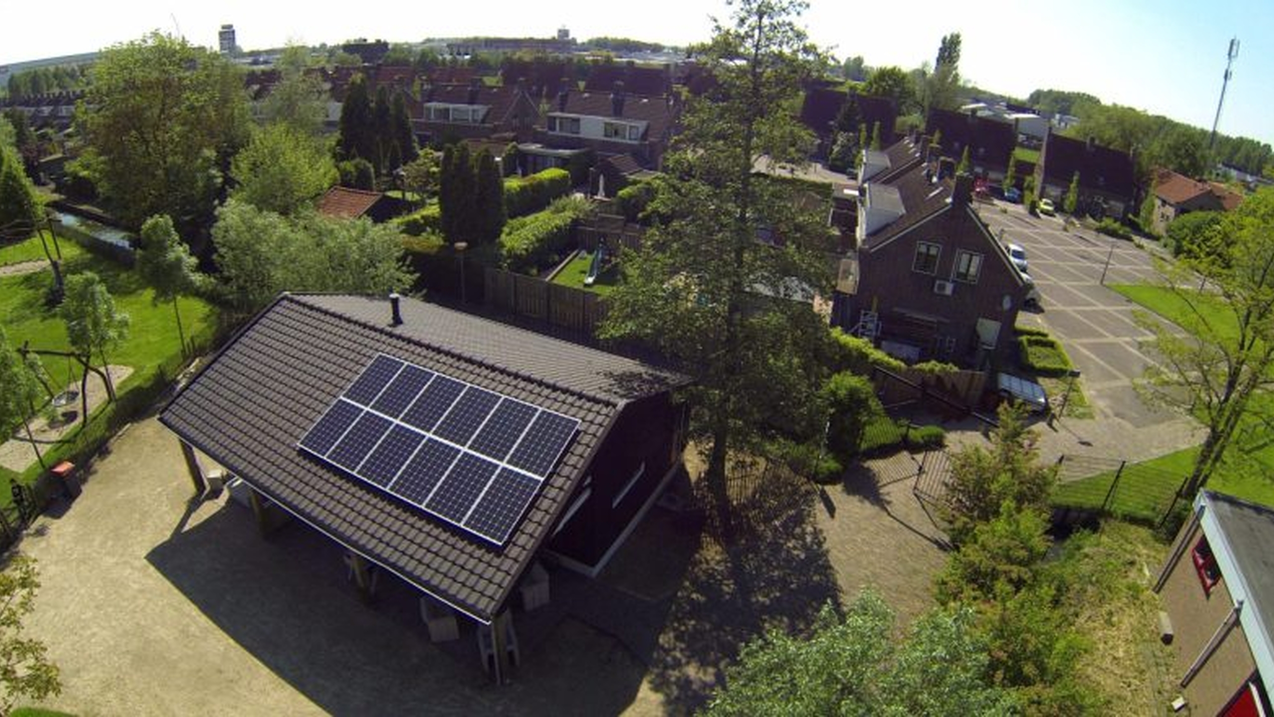 Zonnepanelen op dak bij een speeltuin. Verdien geld voor de speeltuin met zonnepanelen - Jantje Beton