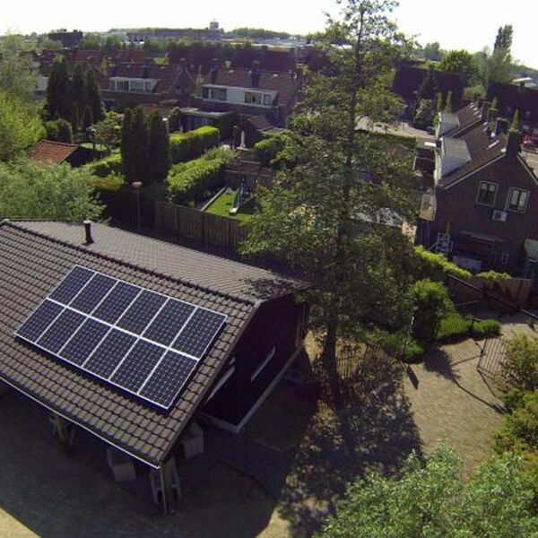 Zonnepanelen op dak bij een speeltuin. Verdien geld voor de speeltuin met zonnepanelen - Jantje Beton