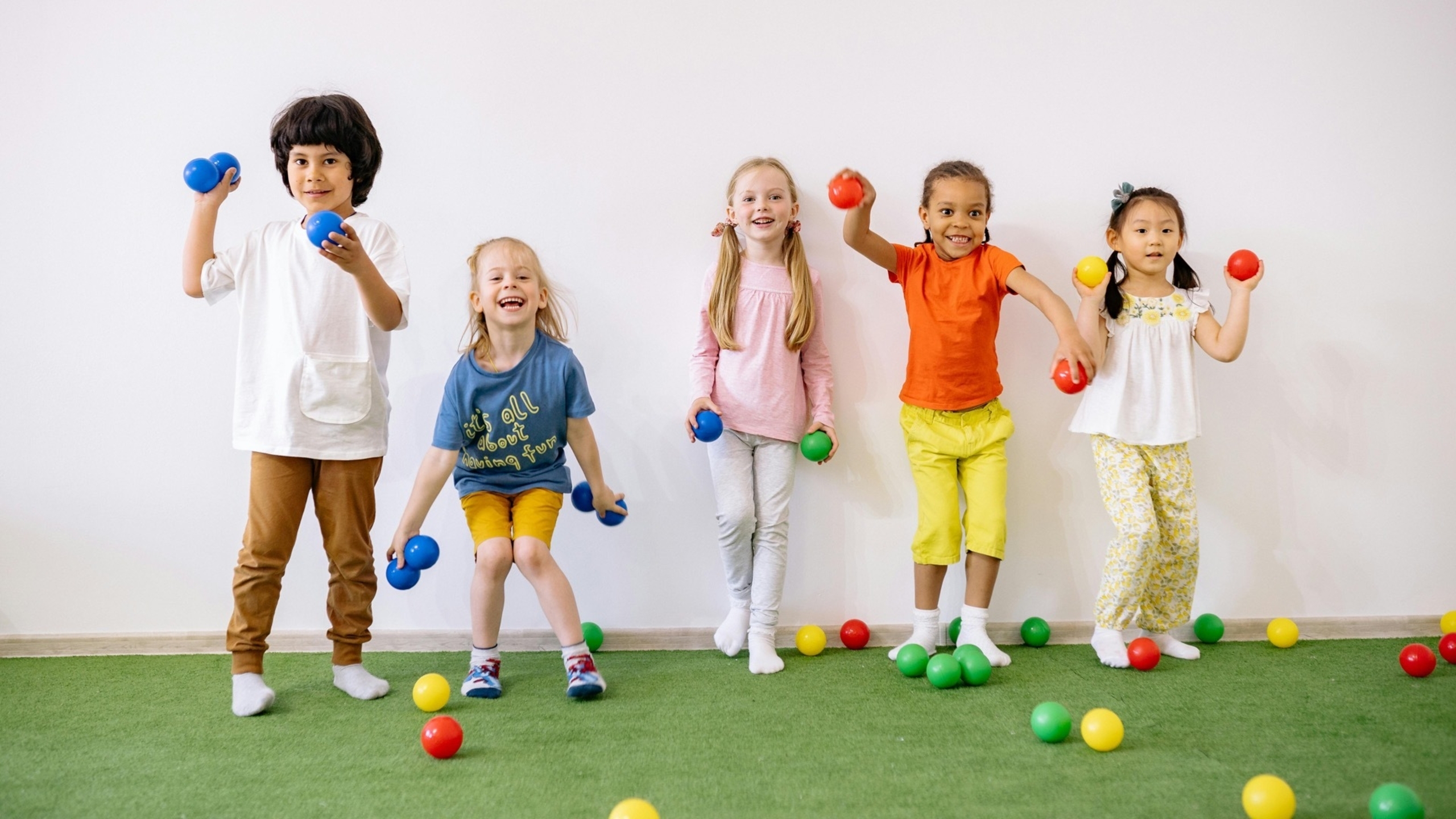 kinderen-spelen-kaatsballen-ballen-spel