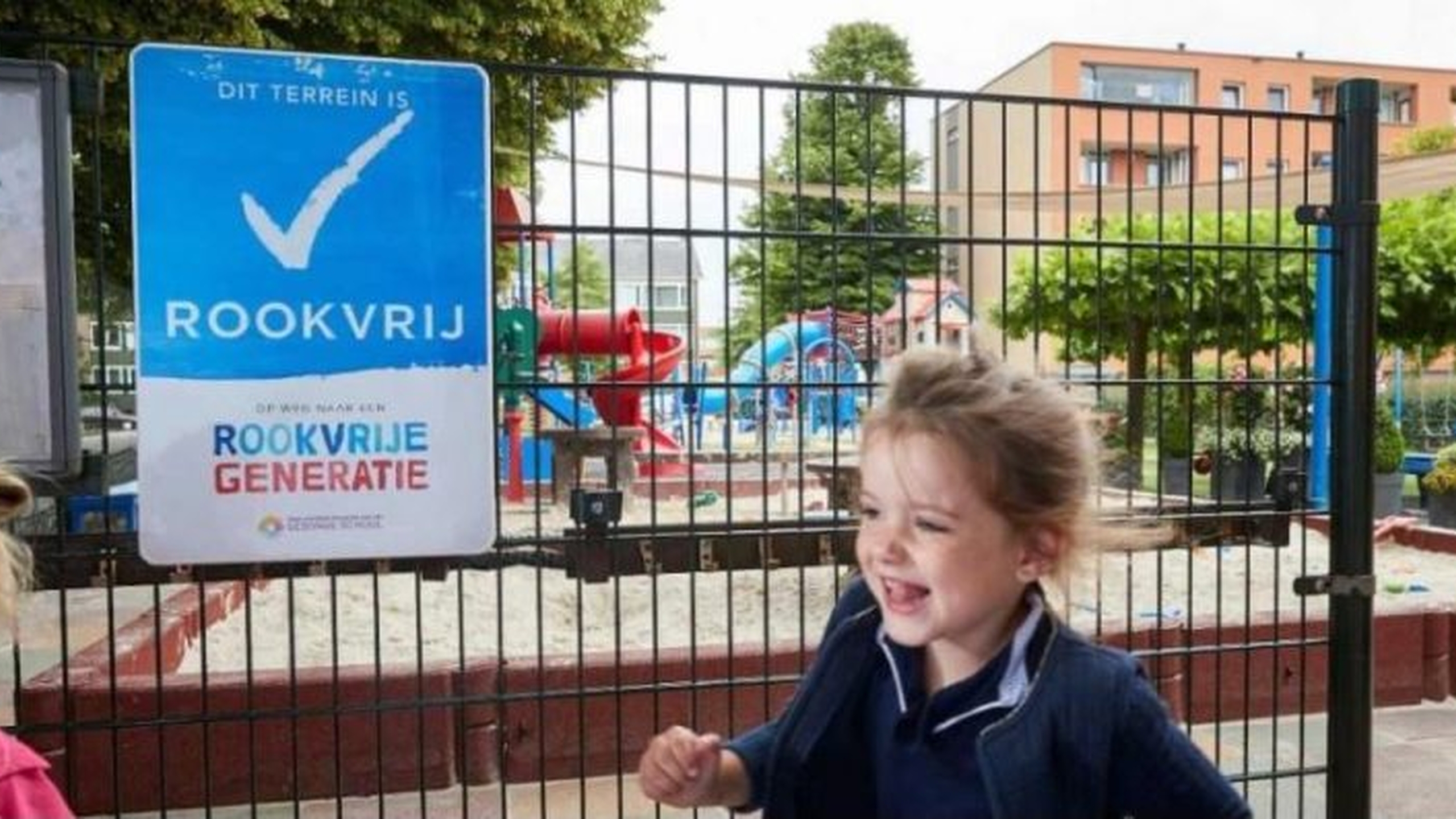 Kindje speelt op een rookvrije speelplek. Rookvrij spelen is heel belangrijk voor kinderen - Jantje Beton