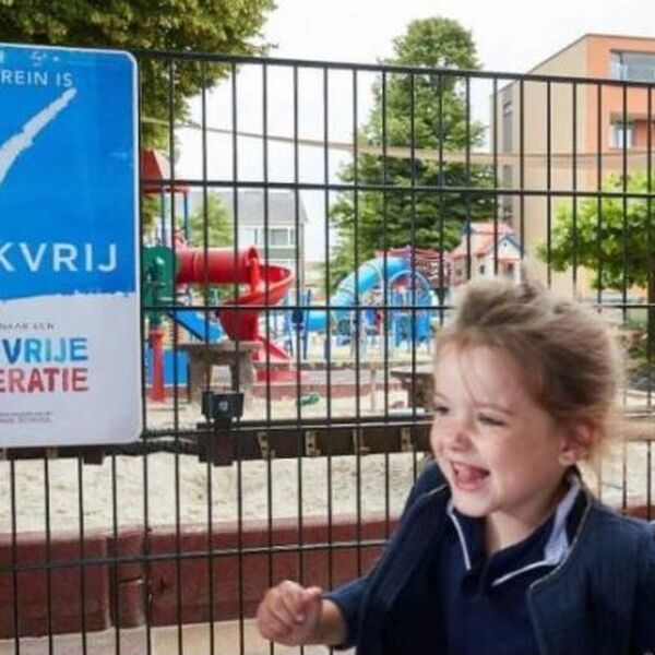 Kindje speelt op een rookvrije speelplek. Rookvrij spelen is heel belangrijk voor kinderen - Jantje Beton