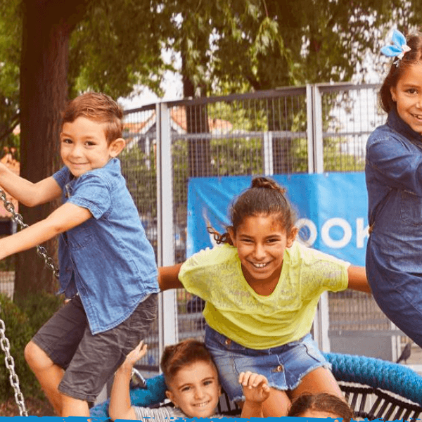 Kinderen op een rookvrije speelplek. Download hier het stappenplan voor een rookvrije speelplek - Jantje Beton