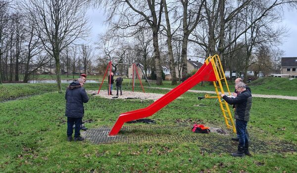 Een glijbaan wordt gecontroleerd tijdens de cursus Inspecteur Spelen Basis - Jantje Beton