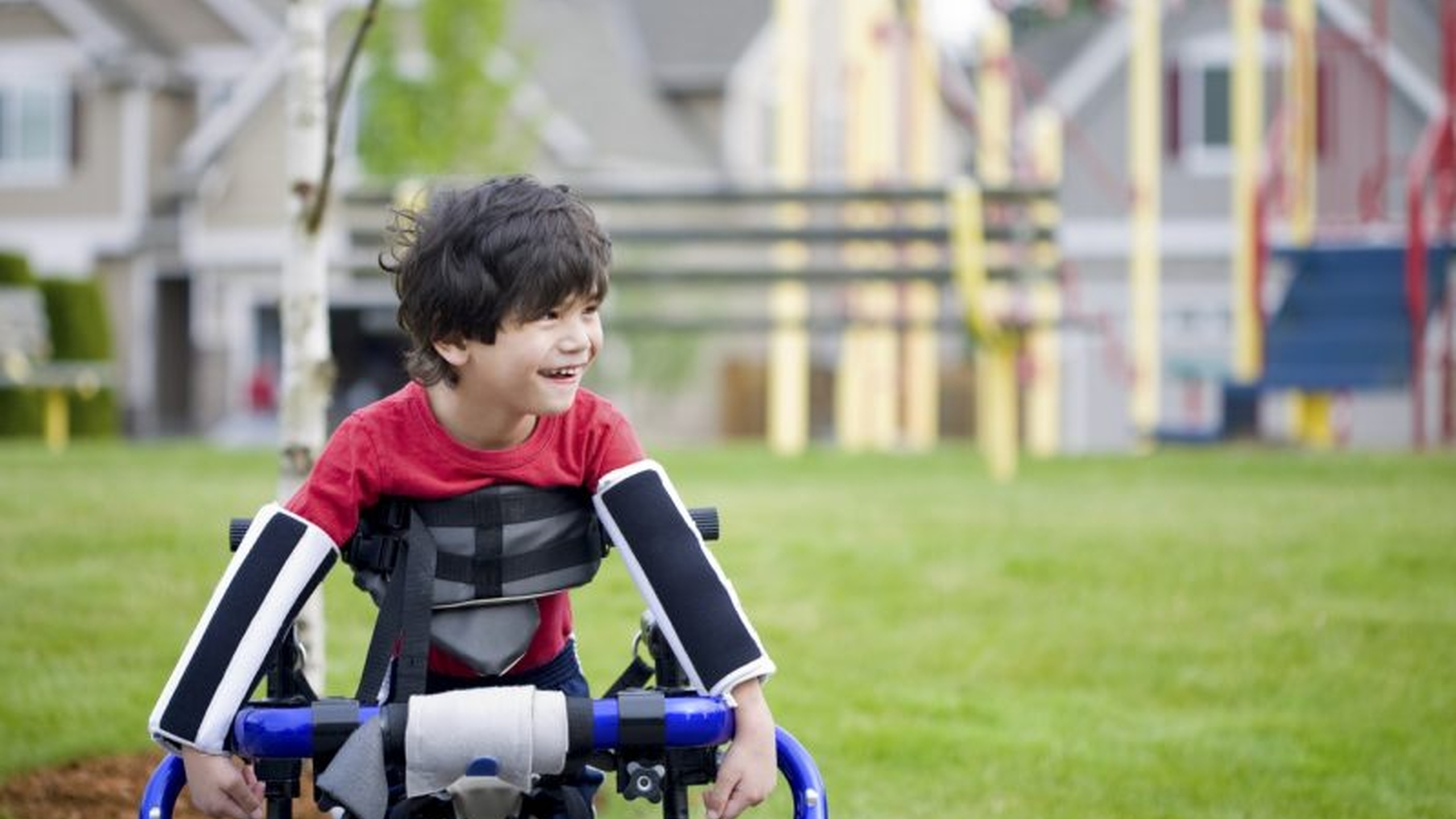 Jongetje in een speeltuin. Dankzij het samenspeelakkoord werken initiatiefnemers aan ambities om inclusiever samen te kunnen spelen voor kinderen - Jantje Beton