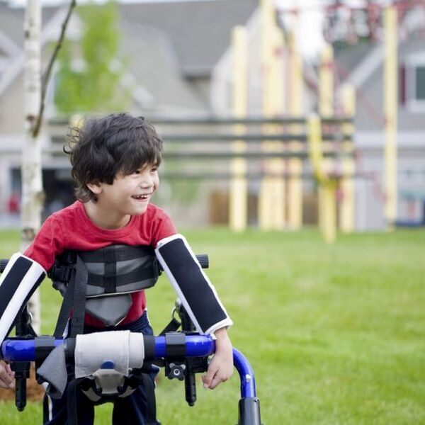 Jongetje in een speeltuin. Dankzij het samenspeelakkoord werken initiatiefnemers aan ambities om inclusiever samen te kunnen spelen voor kinderen - Jantje Beton