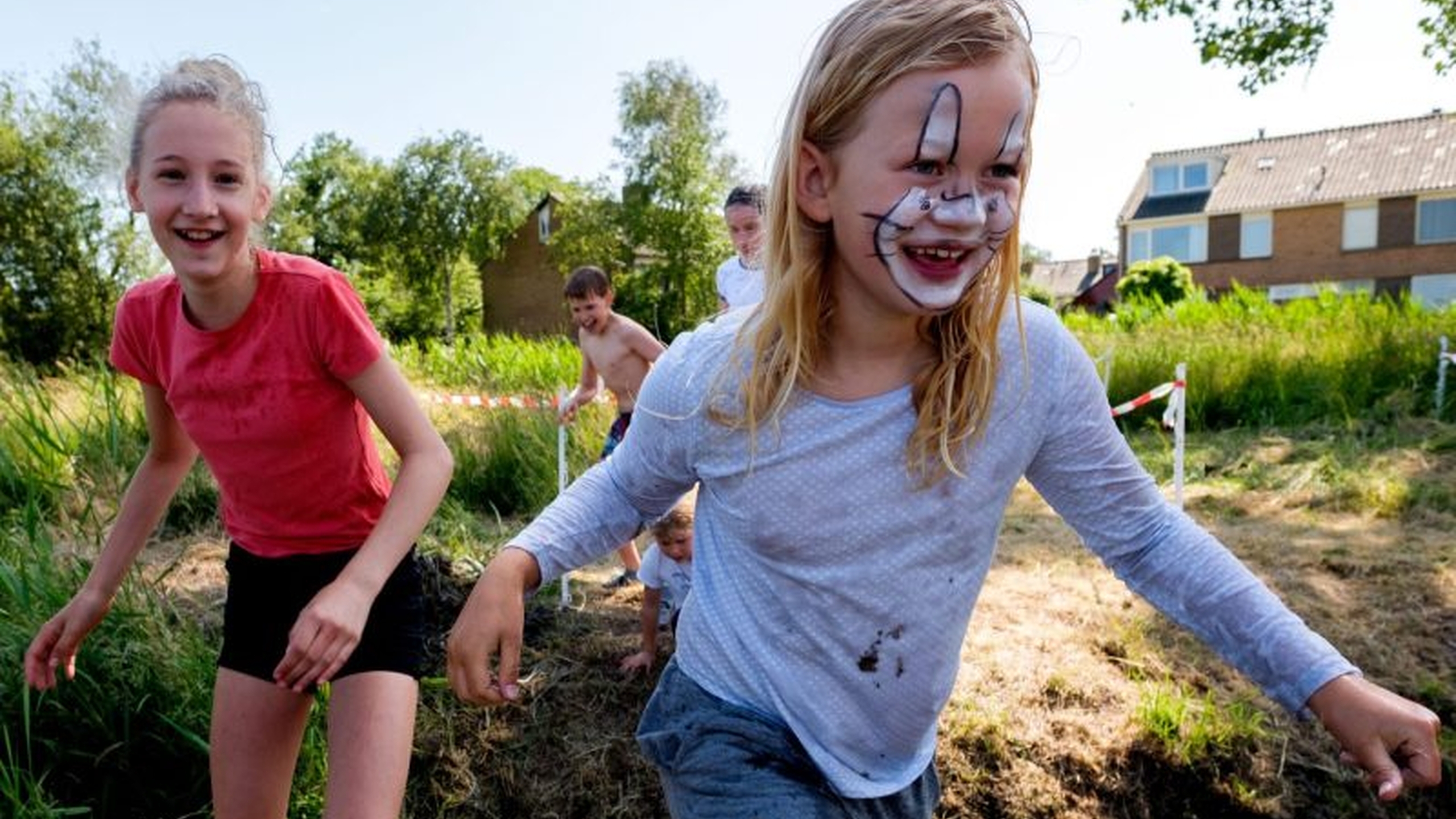 Kinderen spelen in de speeltuin waar het werven van vrijwilligers essentieel is voor de toekomst - Jantje Beton