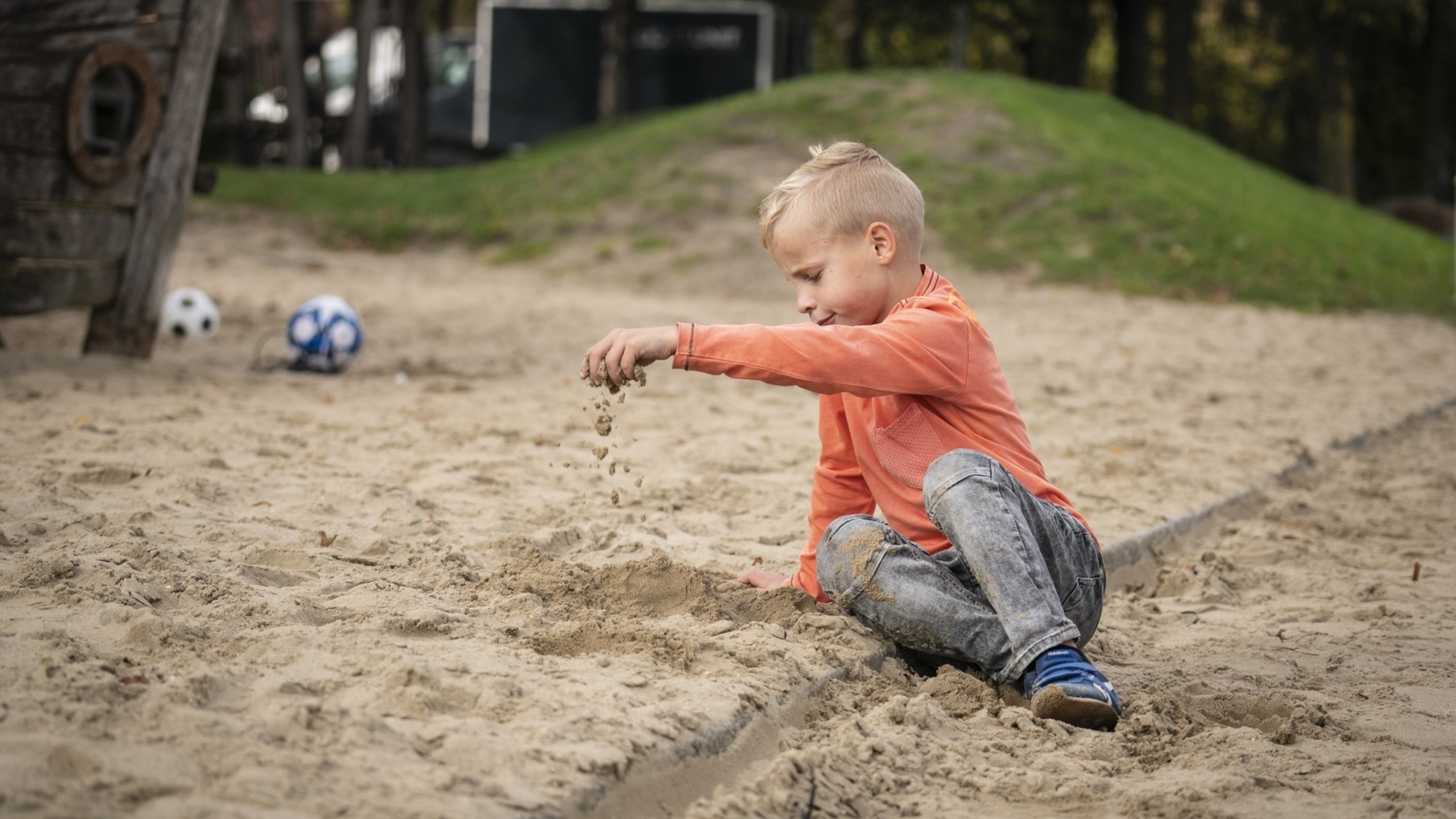 Speelplek maken of redden - jongen in zand - Jantje Beton