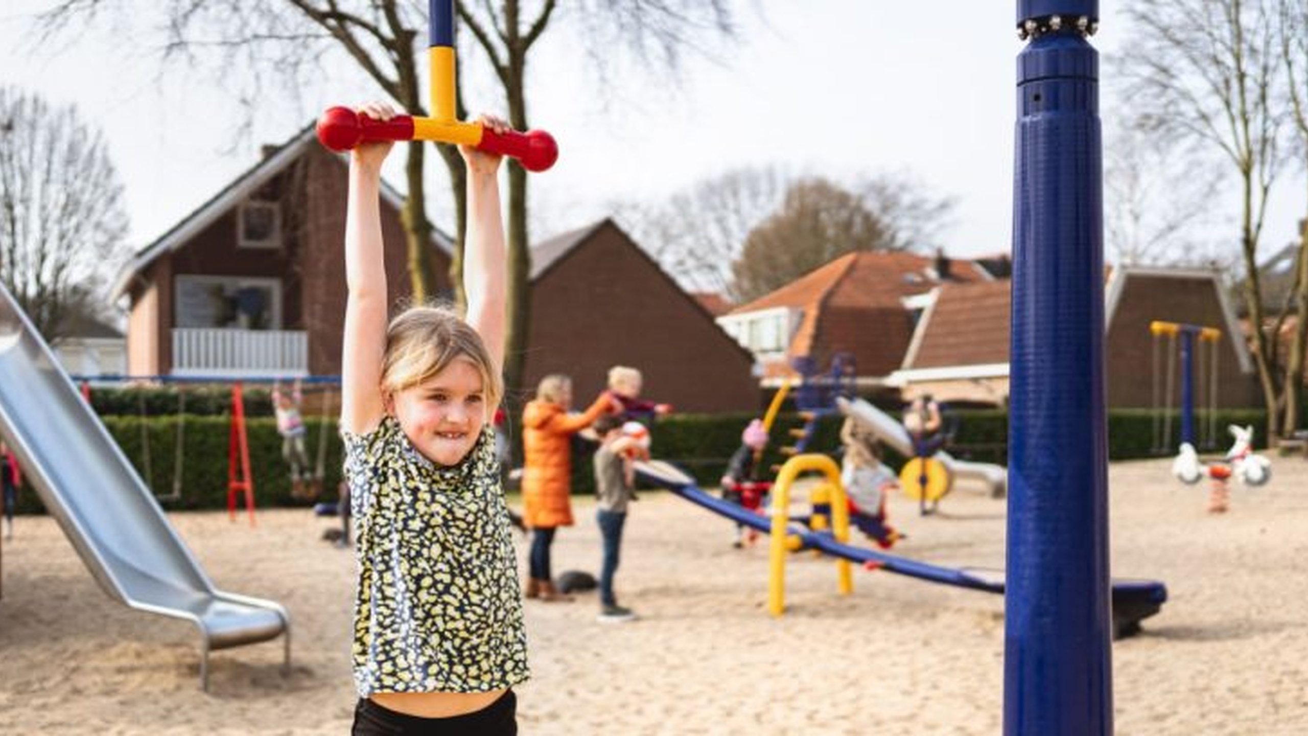 Kind hangt aan speelrek in een speeltuin. Beheerde speeltuinen leveren de maatschappij geld op door onder ander minder zorgkosten - Jantje Beton