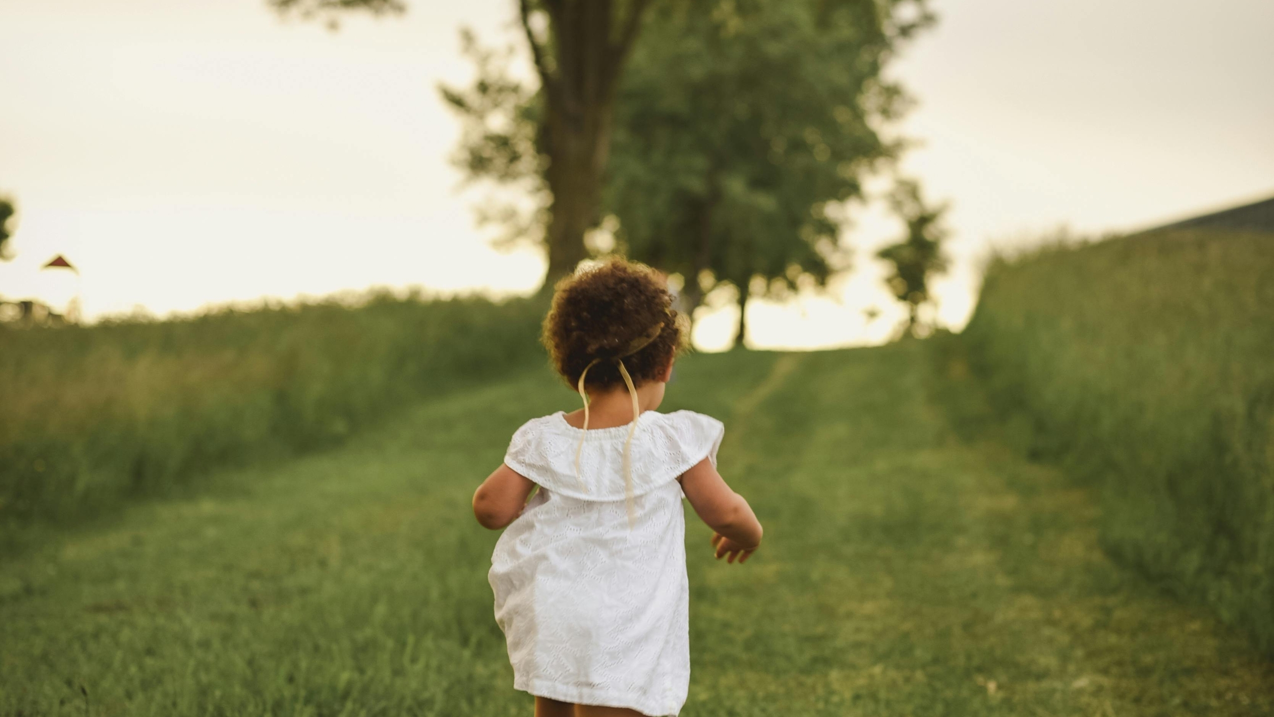 Een kind loopt in de natuur in de stad. Natuur in de stad is belangrijk voor kinderen - Jantje Beton