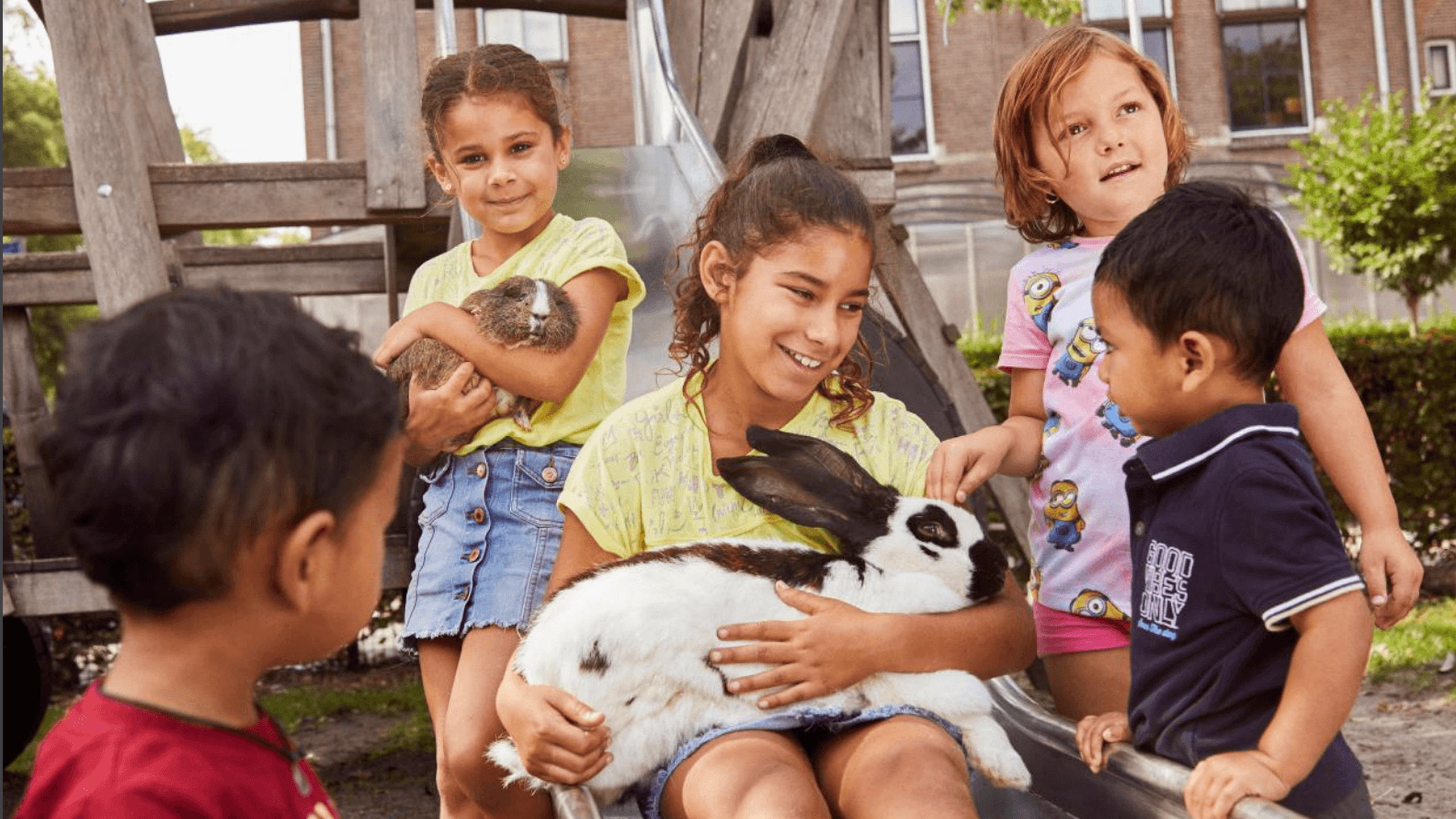 Kinderen op een rookvrije speelplek. Vind hier de handleiding voor het creëren van een rookvrije speelplek - Jantje Beton