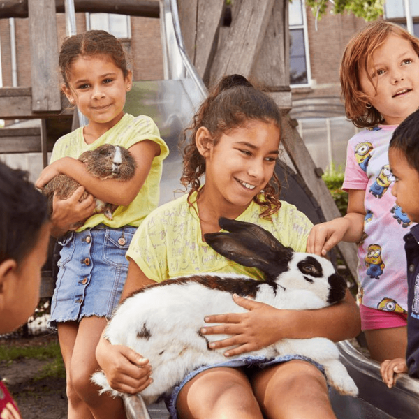 Kinderen op een rookvrije speelplek. Vind hier de handleiding voor het creëren van een rookvrije speelplek - Jantje Beton