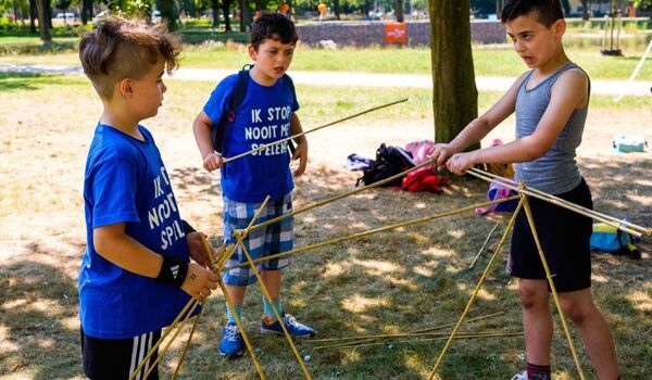 Kinderen spelen in een speeltuin. Als je denkt als vrijwilliger dat het niet goed gaat met een kind, kan de cursus 'zorgen over een kind, en nu' handvaten geven - Jantje Beton