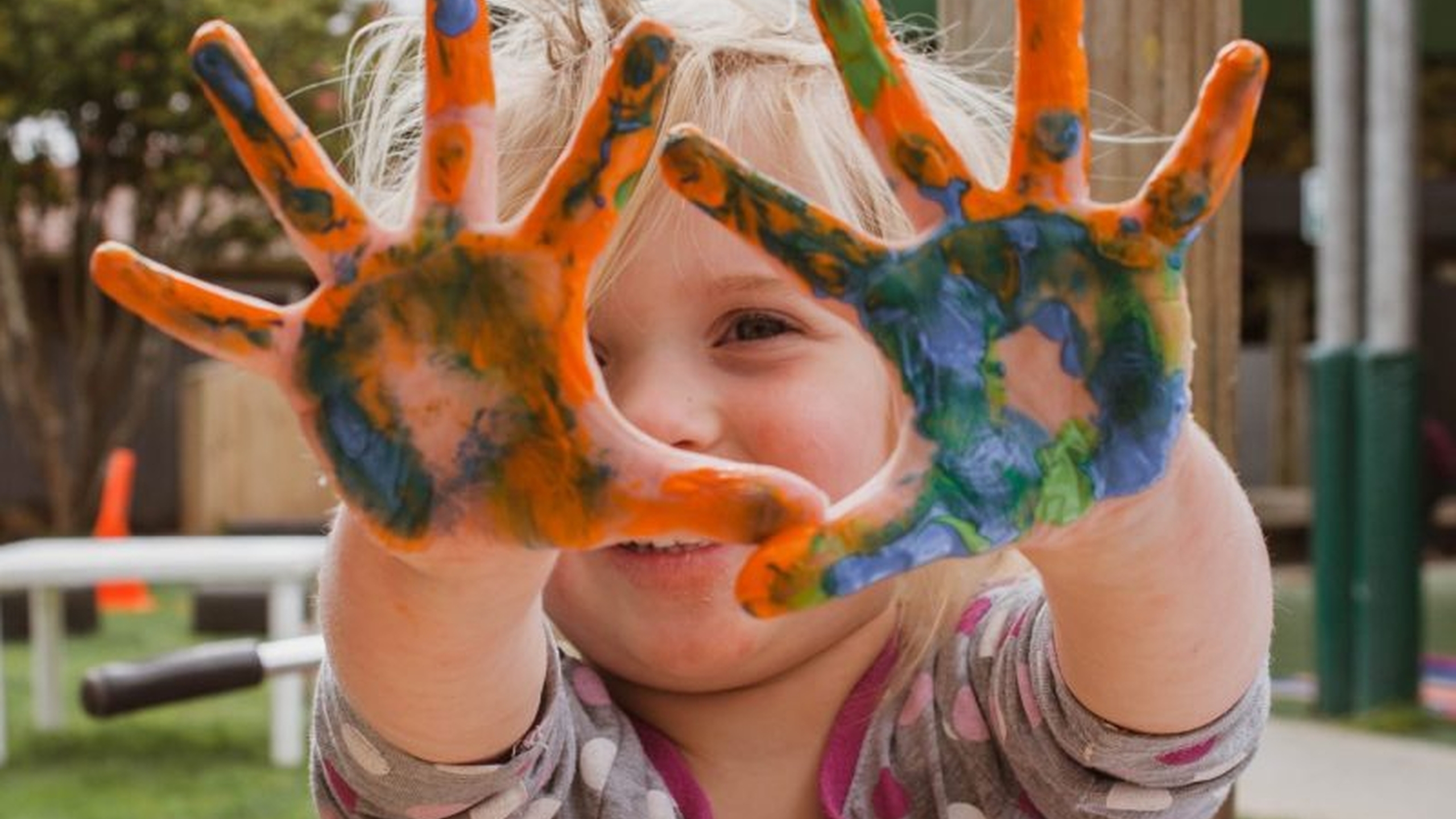 Meisje laat handjes zien met verf. Lees welke activiteiten je nog meer kan doen in een speeltuin - Jantje Beton