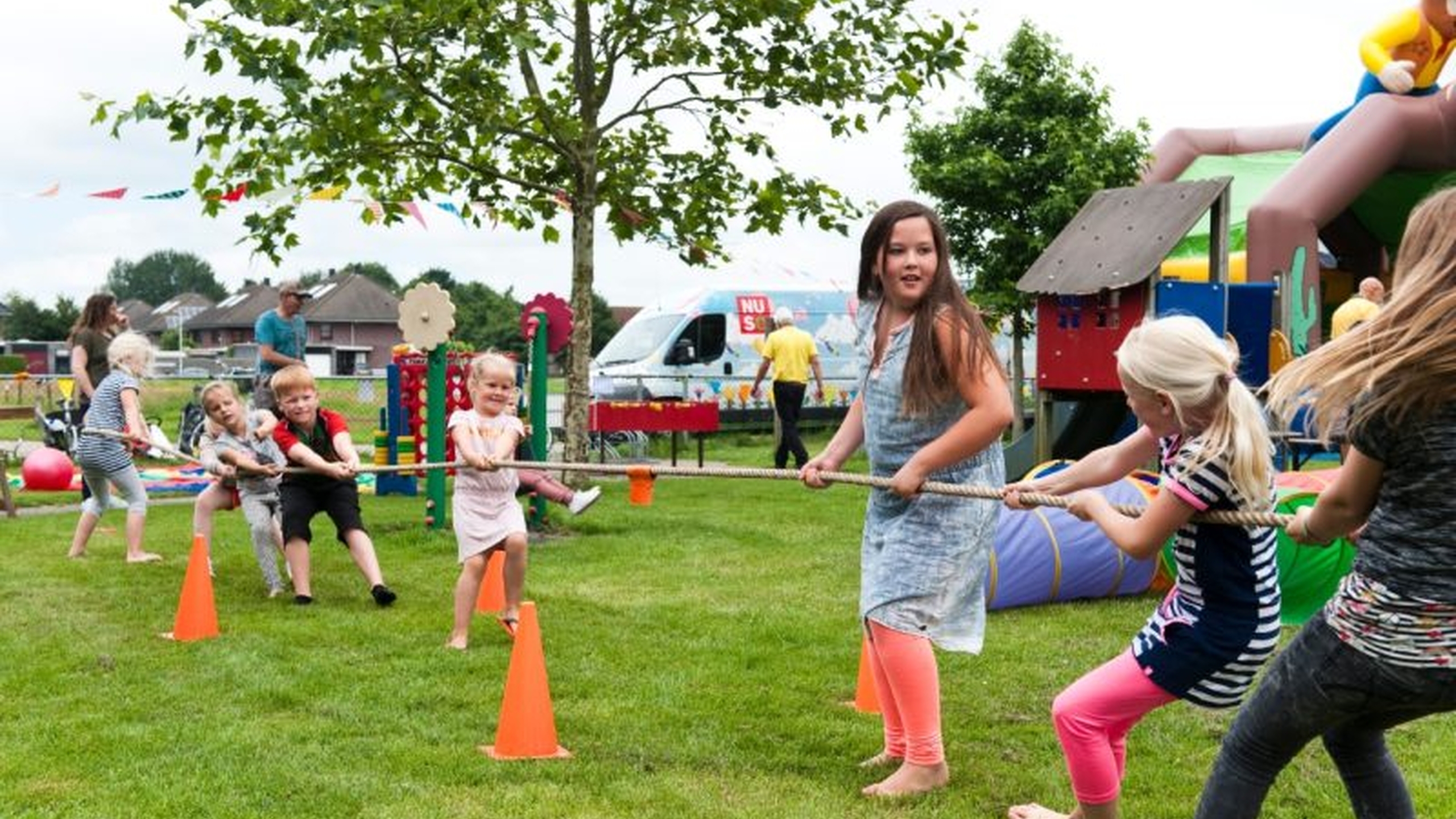 Kinderen touwtrekken in een speeltuin. Doe nu mee met de whatsapp community van Jantje Beton en communiceer met andere aangesloten organisaties en ben op hoogte van het laatste nieuws!