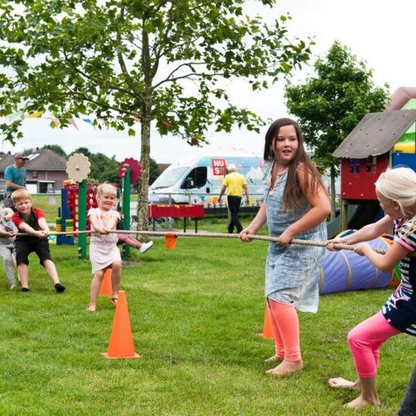 Kinderen touwtrekken in een speeltuin. Doe nu mee met de whatsapp community van Jantje Beton en communiceer met andere aangesloten organisaties en ben op hoogte van het laatste nieuws!