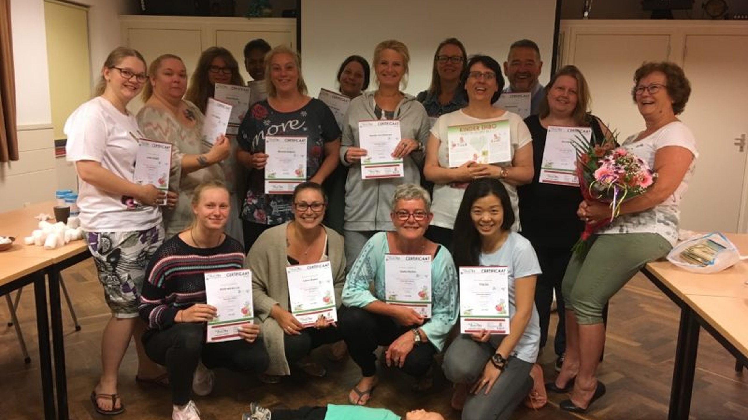 Speeltuinmedewerkers van verschillende speeltuinen in Hillegom staan samen op de foto. Speeltuinen in Hillegom werken samen om krachten te bundelen - Jantje Beton