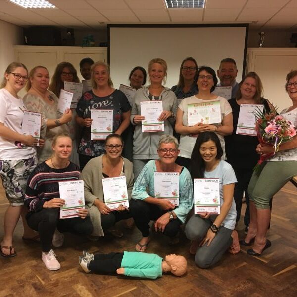 Speeltuinmedewerkers van verschillende speeltuinen in Hillegom staan samen op de foto. Speeltuinen in Hillegom werken samen om krachten te bundelen - Jantje Beton