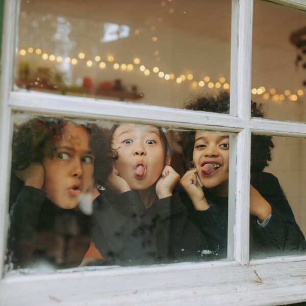 Kids kijken uit het raam