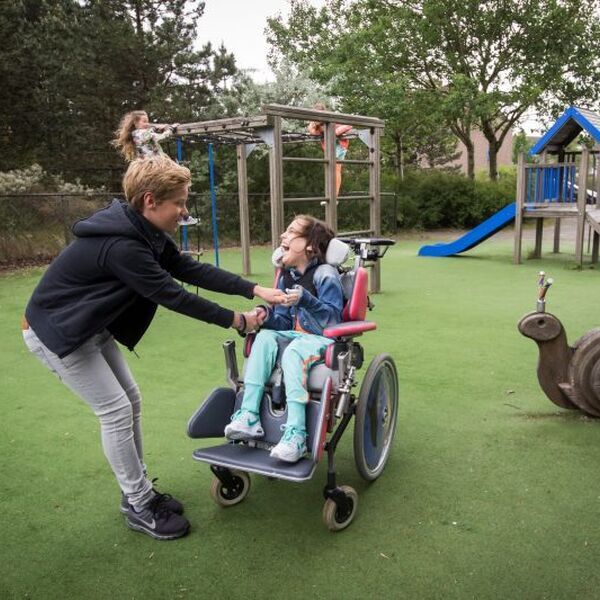 Kind in een rolstoel speelt in de speeltuin. Een foto bij de column van Rick Brink - Jantje Beton