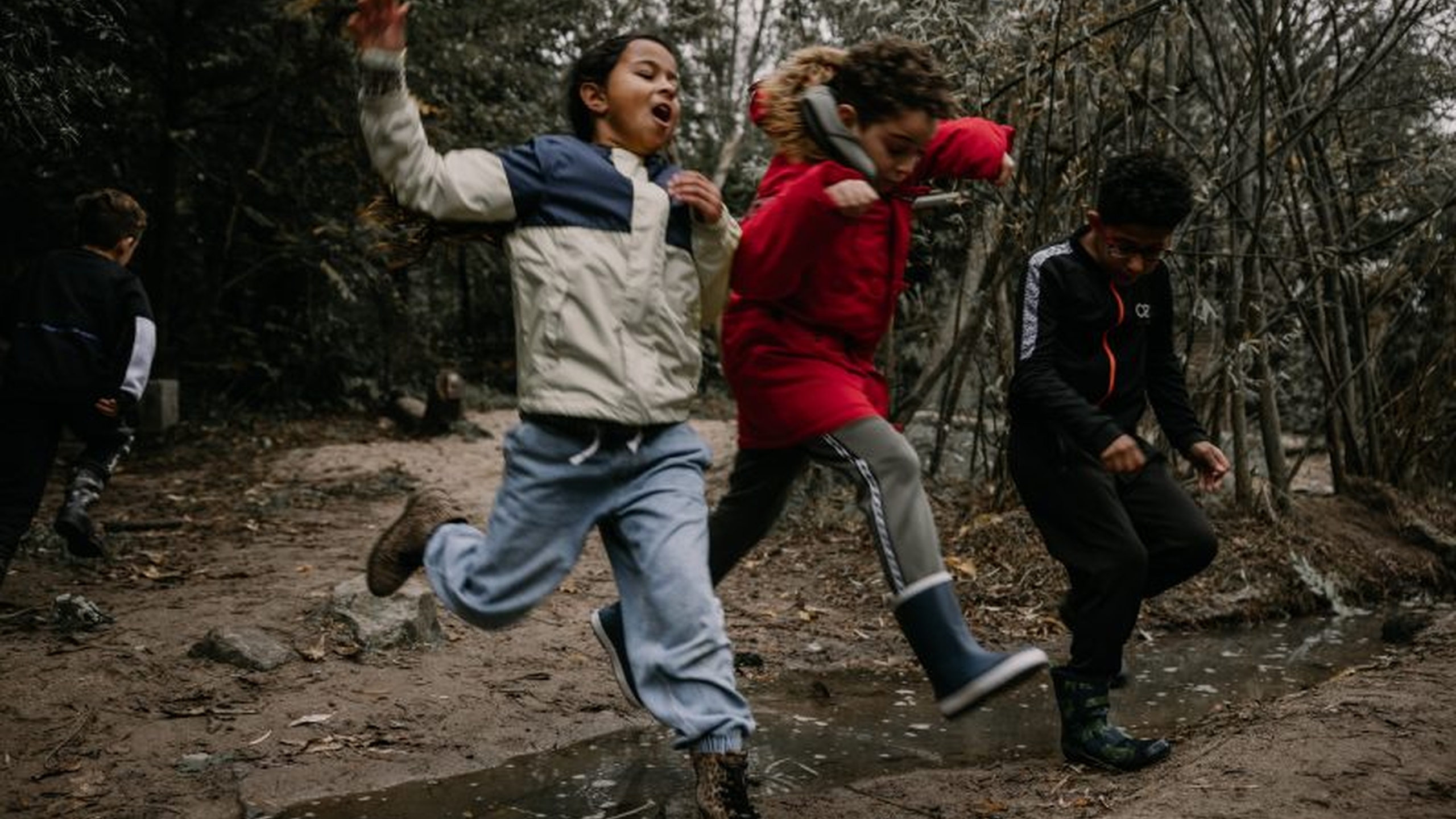 Kinderen spelen in het bos - Jantje Beton