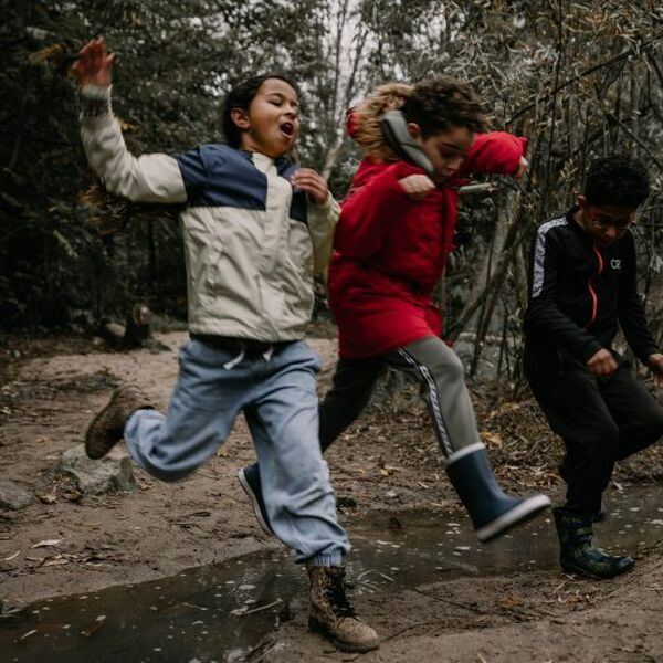 Kinderen spelen in het bos - Jantje Beton