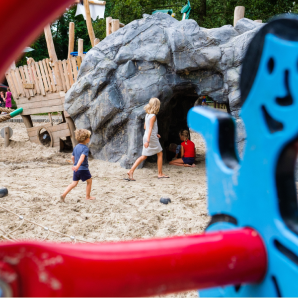 Een speeltuin, ook voor kinderen met een beperking. Aangepast spelen is meer dan praktische oplossingen - Jantje Beton