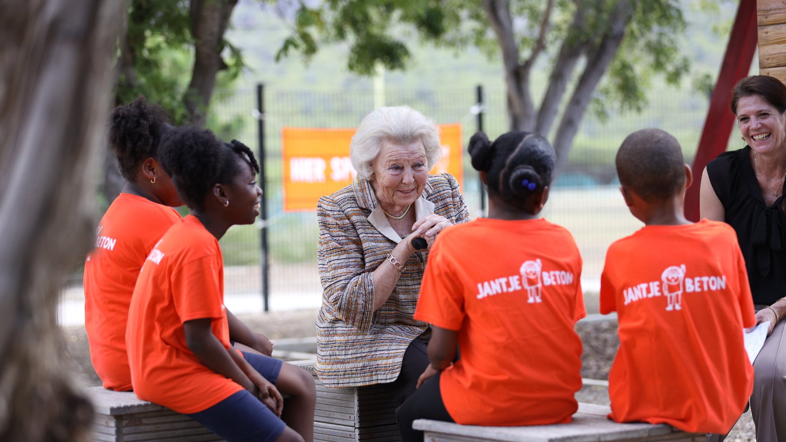 Prinses Beatrix werkbezoek Bonaire met kinderen Jantje Beton