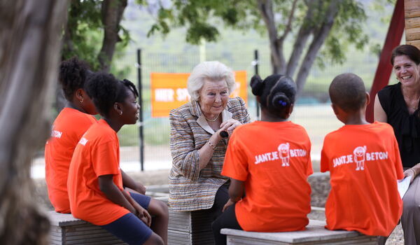 Prinses Beatrix werkbezoek Bonaire met kinderen Jantje Beton