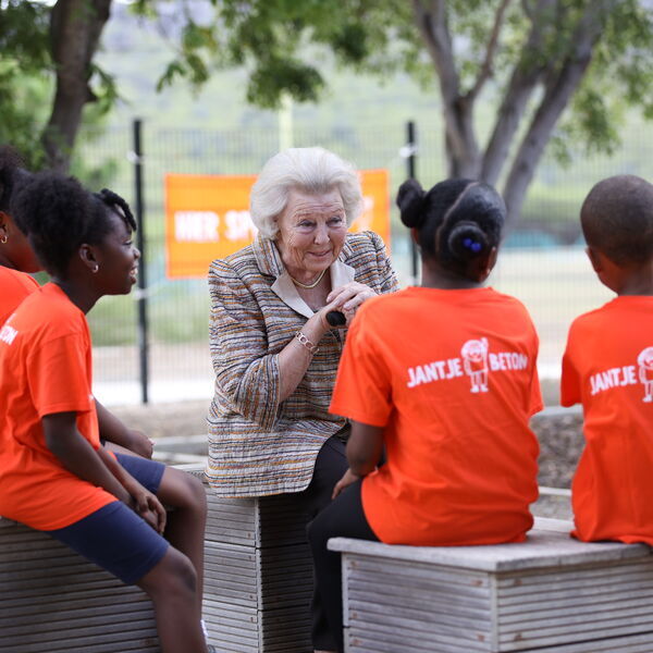 Prinses Beatrix werkbezoek Bonaire met kinderen Jantje Beton