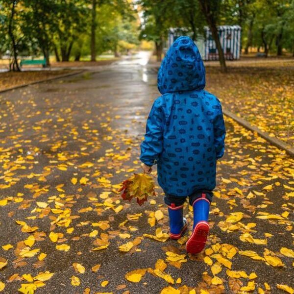 Kind loopt door de regen - ook met slecht weer kunnen kinderen buitenspelen - Jantje Beton