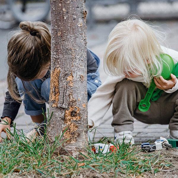 buitenspelen-kinderen-jantjebeton-zoeken-speelgoed