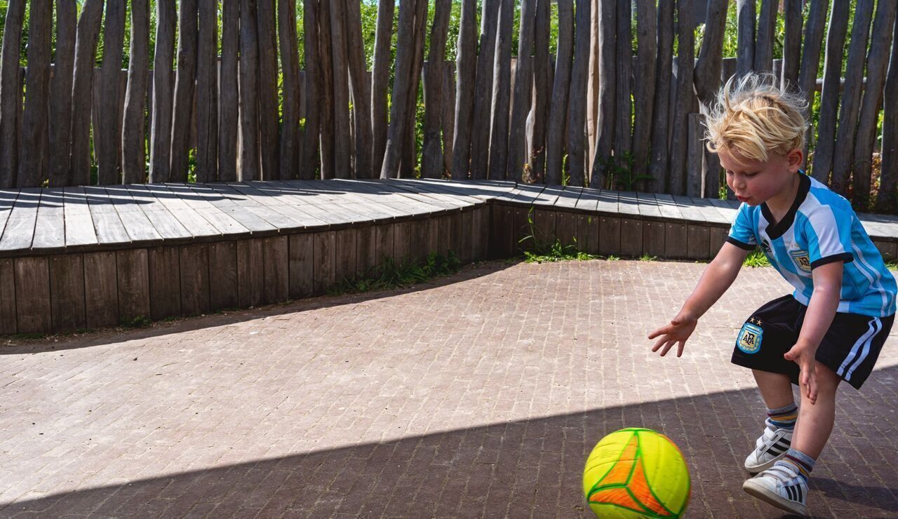 Speeltuin maken of redden - jonetje voetbal - Jantje Beton