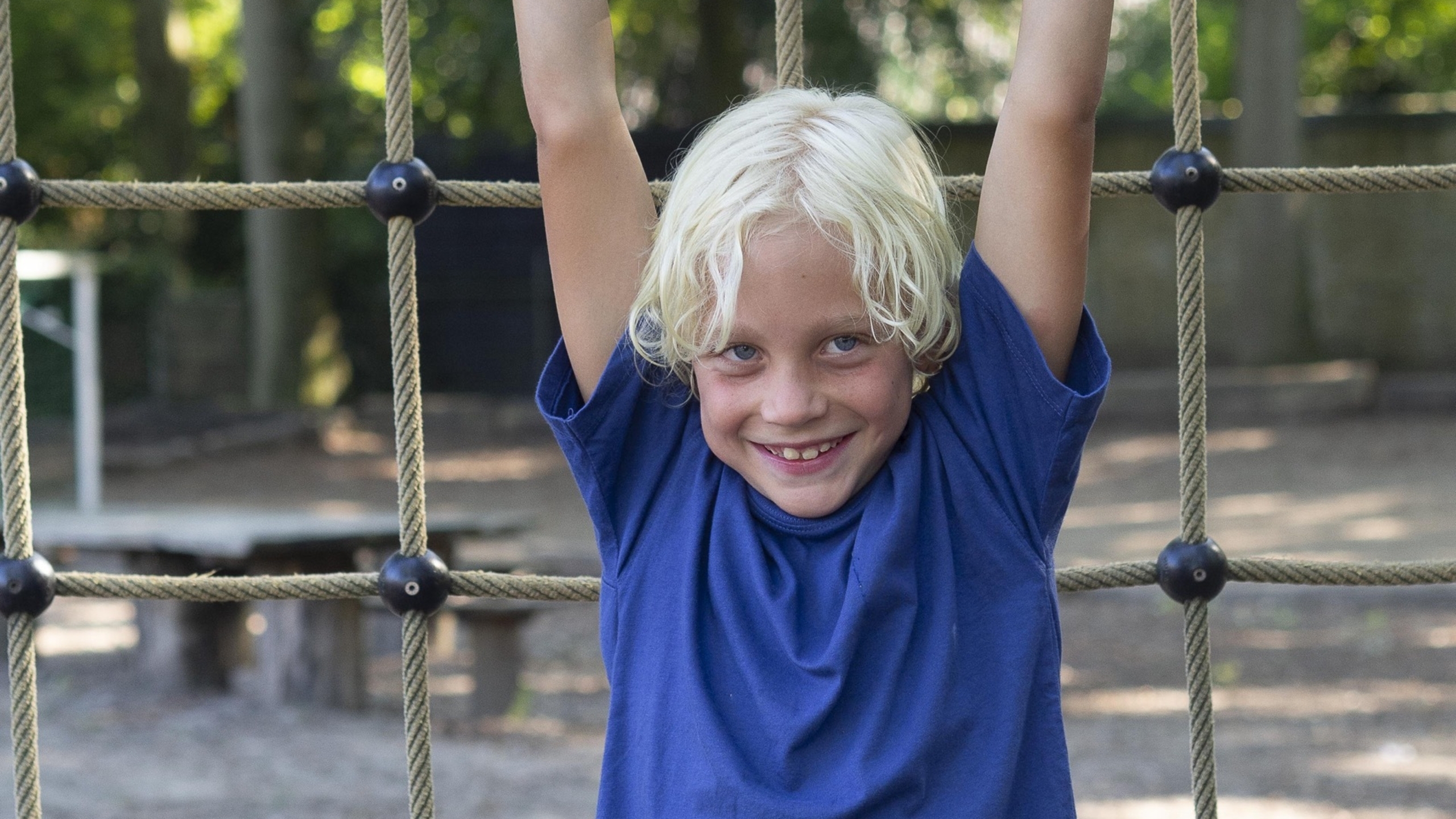 Quinten lspeelt buiten op het klimrek