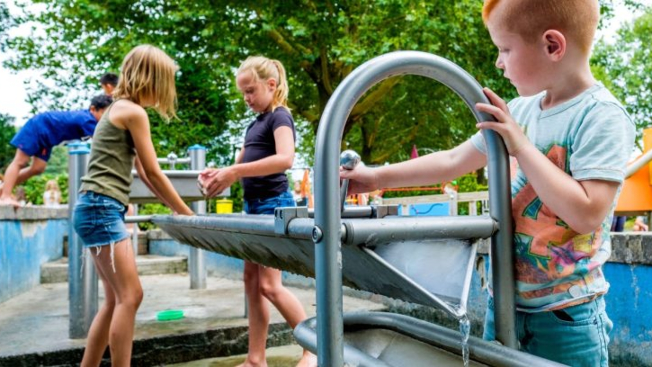 Kinderen bij een tweedehands toestel spelen in de speeltuin - Jantje Beton