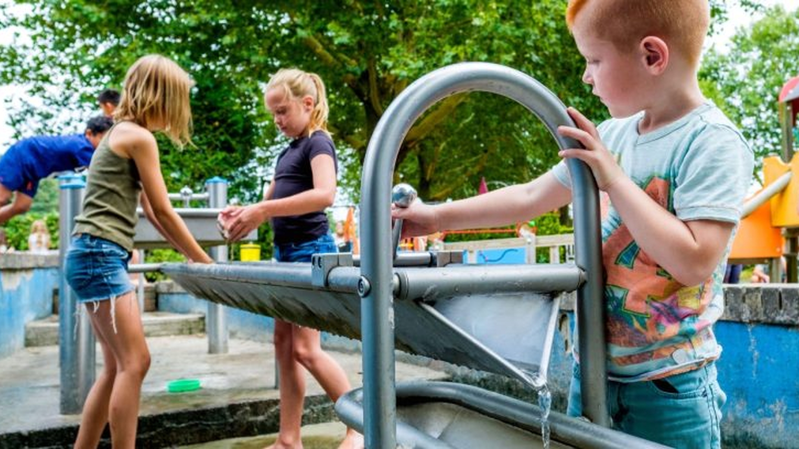 Kinderen bij een tweedehands toestel spelen in de speeltuin - Jantje Beton