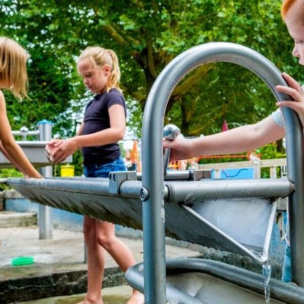 Kinderen bij een tweedehands toestel spelen in de speeltuin - Jantje Beton