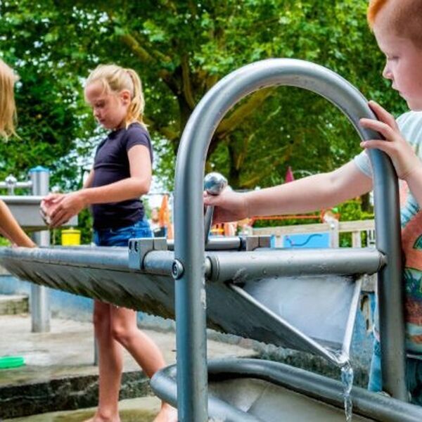 Kinderen bij een tweedehands toestel spelen in de speeltuin - Jantje Beton