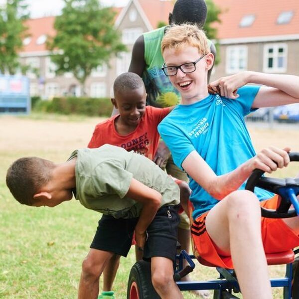 Jongetjes spelen in speeltuin Groningen. Daar bruist het van de nieuwe activiteiten door het project WIJS - Jantje Beton