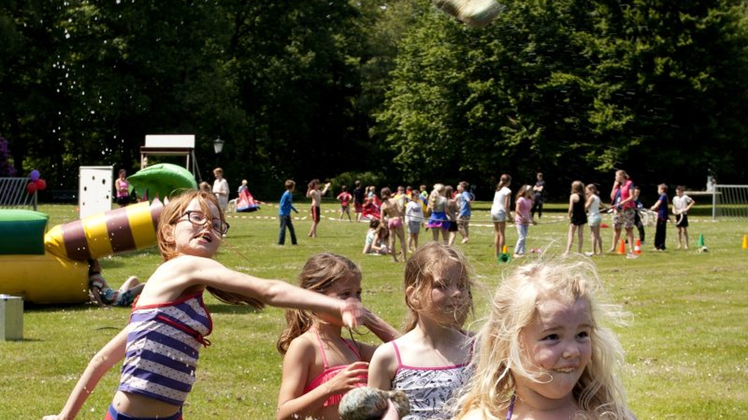 Kinderen spelen op een kamp. Veiligheid op een kamp is ontzettend belangrijk - Jantje Beton