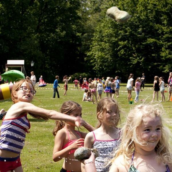 Kinderen spelen op een kamp. Veiligheid op een kamp is ontzettend belangrijk - Jantje Beton