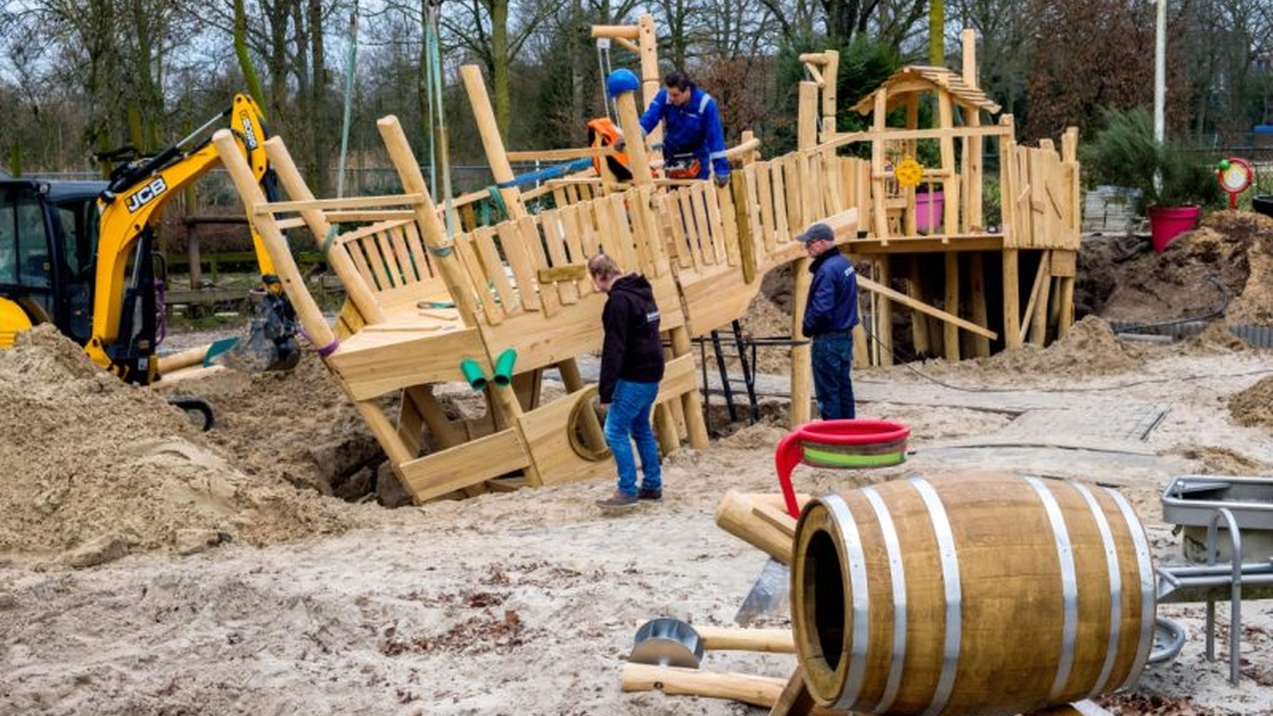 Een piratenschip in aanbouw van het speeltuin Het Kwekkeltje dat ze door slim te werven hebben gerealiseerd - Jantje Beton