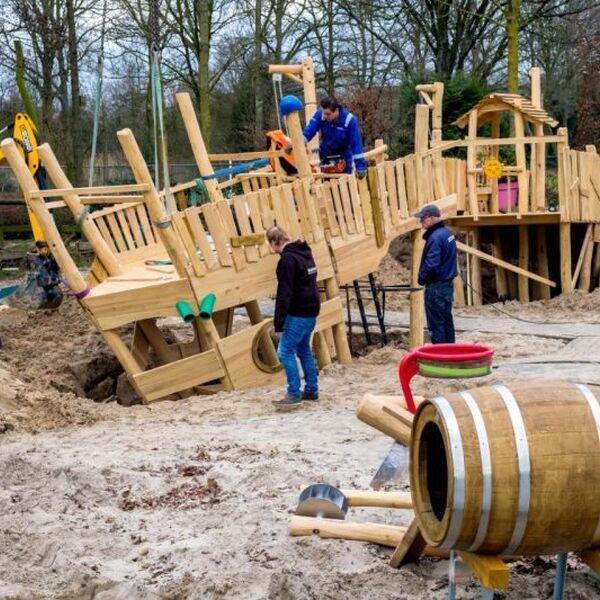 Een piratenschip in aanbouw van het speeltuin Het Kwekkeltje dat ze door slim te werven hebben gerealiseerd - Jantje Beton