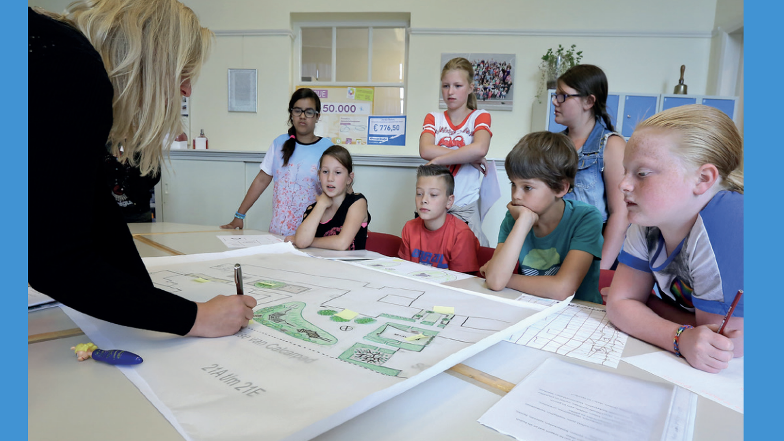 Kinderen en vrouw werken samen aan buitenspelen - Jantje Beton