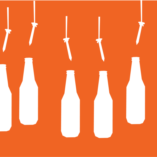 Kind speelt spijkerpoepen buiten, met een touw en spijker boven een fles – vrolijk buitenspel tijdens feest of speelmiddag.